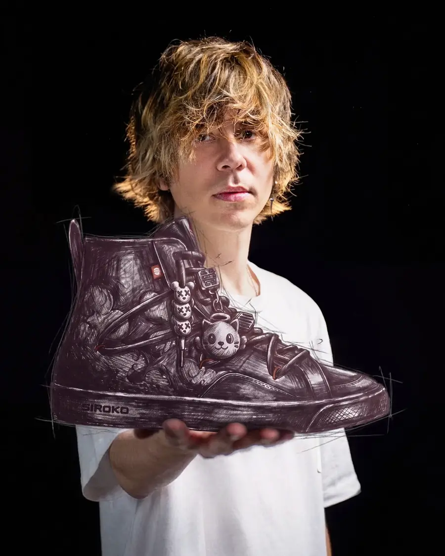 El Rubius sostiene en la mano la zapatilla MDKT Infinity #002 dibujada